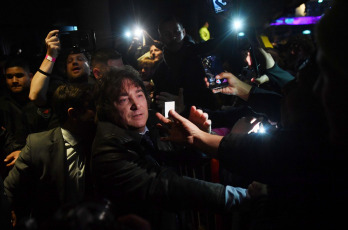 Buenos Aires, Argentina.- En las fotos tomadas el 7 de agosto del 2023, el precandidato presidencial de La Libertad Avanza (LLA), Javier Milei, realizó su cierre de campaña rumbo a las PASO del domingo próximo con un acto en el estadio Movistar Arena de la ciudad de Buenos Aires. Durante su discurso, el dirigente opositor le hizo un guiño al sector de Mauricio Macri, expresó fuertes críticas contra la UCR y convocó a votar.