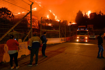 San Luis, Argentina.- En las fotos tomadas el 22 de agosto del 2023, muestra el incendio forestal sobre las sierras de San Luis, que se extiende desde el Parque Nativo de la localidad de Potrero de los Funes, hasta el barrio Cerros Colorados de la ciudad de Juana Koslay. Hasta el momento, se confirmó que en la zona fueron evacuadas unas 15 familias y que el fuego destruyó varias viviendas de la zona, en medio de condiciones desfavorables debido a los fuertes vientos que alcanzan los 60 kilómetros por hora y la gran sequía de la zona.