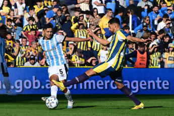 Rosario, Argentina.- En las fotos tomadas el 20 de agosto del 2023, durante el partido entre Central y Atlético Tucumán por la primera fecha de la Zona A de la Copa de la Liga en el Estadio Gigante de Arroyito. Central, que jugó con un hombre más desde la mitad del complemento, no pudo vencer a Atlético Tucumán y terminó empatado 0 a 0.