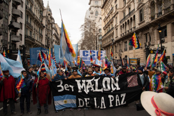 Buenos Aires, Argentina.- En las fotos tomadas el 23 de agosto del 2023, el Tercer Malón de la Paz realizó una movilización en el centro porteño y un acto frente al Congreso. A casi dos meses del comienzo de las protestas en Jujuy contra la reforma constitucional -impulsada por el gobernador Gerardo Morales-, organizaciones de derechos humanos realizaron un llamamiento urgente ante la ONU por la criminalización de los manifestantes y la detención del abogado Alberto Nallar, el magistrado jujeño que cumple con una prisión preventiva domiciliaria desde el pasado 12 de junio cuando fue arrestado en el marco de los piquetes en la provincia.