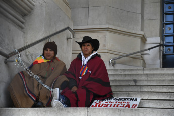 Buenos Aires, Argentina.- En las fotos tomadas el 8 de agosto del 2023, el Tercer Malón de la Paz, mantiene una vigilia frente a los Tribunales porteños contra la reforma constitucional en Jujuy. Comunidades indígenas de la provincia de Jujuy, en el norte de Argentina, se manifiestan en Buenos Aires en medio de un agitado clima político en Jujuy tras la aprobación de una reforma constitucional, impulsada por el gobernador Gerardo Morales, que según sus detractores, criminaliza el derecho a la protesta y cercena los derechos indígenas sobre la tierra en medio de planes de explotación para la obtención de litio.