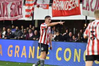 Buenos Aires, Argentina.- En las fotos tomadas el 2 de agosto del 2023, durante el partido entre Estudiantes y Goias en el cruce de ida de los octavos de final de la Copa Sudamericana en el estadio Jorge Luis Hirschi. Estudiantes de La Plata logró una contundente victoria al derrotar a Goias por con un resultado de 3 a 0. Guido Carrillo (54) y Benjamín Rollheiser (62 y 83) anotaron los goles para la victoria del Pincha.