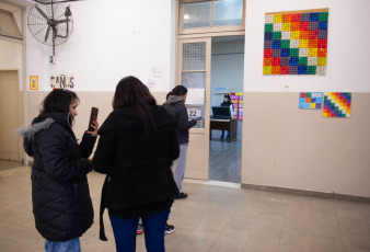 Buenos Aires, Argentina.- En las fotos tomadas el 13 de agosto del 2023, argentinos emiten su voto en diferentes establecimientos habilitados para sufragar en Buenos Aires, Argentina. Los argentinos votaron el domingo en una elección primaria crítica que proporciona las expectativas para la votación general dos meses después. Las urnas terminaron oficialmente a las 6 p. m., hora local, y la gente todavía esperaba en largas filas para emitir los votos finales. Alrededor del 62