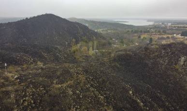 San Luis, Argentina.- En las fotos tomadas el 24 de agosto del 2023, muestra las zonas afectadas tras los incendios forestales que quemaron varias áreas de la provincia de San Luis. Las lluvias trajeron alivio y no se detectan focos de incendios activos en San Luis. Según informó el Ministerio de Seguridad, el cambio de las condiciones climáticas como el descenso de las temperaturas, la ausencia de viento y las leves precipitaciones en la parte de la Sierra Grande de San Luis favorecieron el trabajo de Bomberos y Brigadistas en toda la zona.