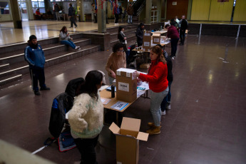 Buenos Aires, Argentina.- En las fotos tomadas el 13 de agosto del 2023, argentinos emiten su voto en diferentes establecimientos habilitados para sufragar en Buenos Aires, Argentina. Los argentinos votaron el domingo en una elección primaria crítica que proporciona las expectativas para la votación general dos meses después. Las urnas terminaron oficialmente a las 6 p. m., hora local, y la gente todavía esperaba en largas filas para emitir los votos finales. Alrededor del 62