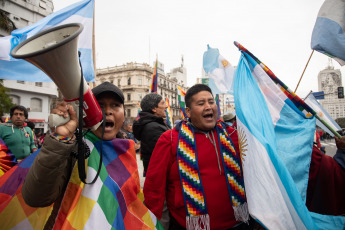 Buenos Aires, Argentina.- En las fotos tomadas el 23 de agosto del 2023, el Tercer Malón de la Paz realizó una movilización en el centro porteño y un acto frente al Congreso. A casi dos meses del comienzo de las protestas en Jujuy contra la reforma constitucional -impulsada por el gobernador Gerardo Morales-, organizaciones de derechos humanos realizaron un llamamiento urgente ante la ONU por la criminalización de los manifestantes y la detención del abogado Alberto Nallar, el magistrado jujeño que cumple con una prisión preventiva domiciliaria desde el pasado 12 de junio cuando fue arrestado en el marco de los piquetes en la provincia.