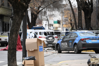 Buenos Aires, Argentina.- En las fotos tomadas el 21 de agosto del 2023, muestra el lugar donde ocurrió un tiroteo en el barrio porteño de La Paternal. En el hecho, murió un hombre y otros tres fueron detenidos tras robar una empresa textil y protagonizar una persecución y tiroteo con la policía, informaron fuentes policiales.