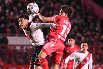 Buenos Aires, Argentina.- En las fotos tomadas el 20 de agosto del 2023, durante el partido entre Argentinos Juniors y River Plate por la primera fecha de la Copa de la Liga Profesional. Argentinos Juniors venció al último campeón del fútbol argentino por 3 a 2, los goles decisivos de Marco Di Cesare y un doblete de Luciano Gondou, aseguraron el triunfo para los locales en este enfrentamiento.