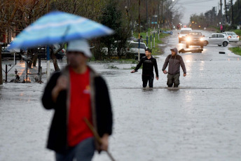 Buenos Aires, Argentina.- En las fotos tomadas el 18 de agosto del 2023, muestra las zonas afectadas por severas lluvias y vientos que afectaron desde la madrugada de este jueves buena parte del sur del GBA en Argentina y otras zonas del área metropolitana. Las fuertes lluvias, provocaron la suspensión de clases y varias personas debieron ser evacuadas y trasladadas a centros de albergue. En algunas zonas cayeron 158 milímetros, tras más de seis meses sin lluvias fuertes. Según la información oficial hubo 1.300 familias afectadas y 175 evacuados.