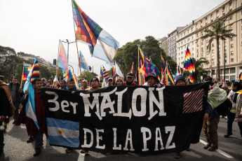 Buenos Aires, Argentina.- En las fotos tomadas el 23 de agosto del 2023, el Tercer Malón de la Paz realizó una movilización en el centro porteño y un acto frente al Congreso. A casi dos meses del comienzo de las protestas en Jujuy contra la reforma constitucional -impulsada por el gobernador Gerardo Morales-, organizaciones de derechos humanos realizaron un llamamiento urgente ante la ONU por la criminalización de los manifestantes y la detención del abogado Alberto Nallar, el magistrado jujeño que cumple con una prisión preventiva domiciliaria desde el pasado 12 de junio cuando fue arrestado en el marco de los piquetes en la provincia.