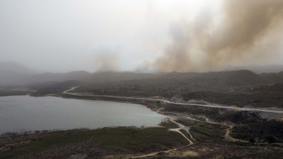 San Luis, Argentina.- En las fotos tomadas el 22 de agosto del 2023, muestra el incendio forestal sobre las sierras de San Luis, que se extiende desde el Parque Nativo de la localidad de Potrero de los Funes, hasta el barrio Cerros Colorados de la ciudad de Juana Koslay. Hasta el momento, se confirmó que en la zona fueron evacuadas unas 15 familias y que el fuego destruyó varias viviendas de la zona, en medio de condiciones desfavorables debido a los fuertes vientos que alcanzan los 60 kilómetros por hora y la gran sequía de la zona.