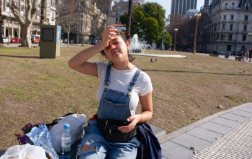 Buenos Aires, Argentina.- En las fotos tomadas el 3 de agosto del 2023, muestra las calles de Buenos Aires en medio de un aumento de la temperatura. Argentina registró temperaturas por encima de lo normal, con marcas térmicas superiores a los 30° en decenas de ciudades en pleno invierno. “Es el comienzo de agosto más cálido en 117 años de datos”, según el Servicio Meteorológico Nacional (SMN).