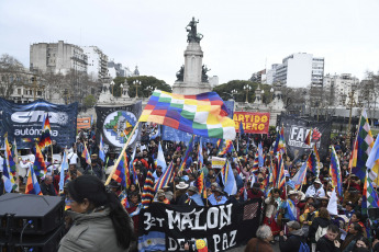 Buenos Aires, Argentina.- En las fotos tomadas el 23 de agosto del 2023, el Tercer Malón de la Paz realizó una movilización en el centro porteño y un acto frente al Congreso. A casi dos meses del comienzo de las protestas en Jujuy contra la reforma constitucional -impulsada por el gobernador Gerardo Morales-, organizaciones de derechos humanos realizaron un llamamiento urgente ante la ONU por la criminalización de los manifestantes y la detención del abogado Alberto Nallar, el magistrado jujeño que cumple con una prisión preventiva domiciliaria desde el pasado 12 de junio cuando fue arrestado en el marco de los piquetes en la provincia.