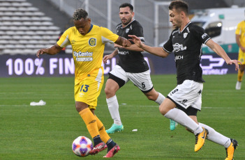 Córdoba, Argentina.- En las fotos tomadas el 2 de agosto del 2023, durante el partido entre Rosario Central y Chaco For Ever en el Estadio Mario Alberto Kempes, por los 16avos. de final de la Copa Argentina. Rosario Central, que dominó el partido y llegó en más ocasiones, perdió 1-0 con Chaco For Ever. El gol, fue anotado por Jonathan Dellarossa a los 43 minutos del segundo tiempo.