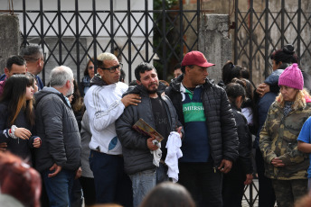 Buenos Aires, Argentina.- En las fotos tomadas el 10 de agosto del 2023, familiares y amigos despiden los restos de Morena Domínguez en la casa de su padre, en la localidad de Lanús en Buenos Aires. Algunos de los actos de cierre de campaña en Argentina fueron suspendidos a tan solo cuatro días de las elecciones primarias presidenciales. Tal como informó el parte policial, el asalto a manos de “motochorros” (personas que roban y huyen en motocicleta) y el posterior fallecimiento de Morena Domínguez, llevó a la decisión de los candidatos.