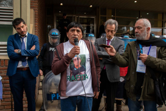 Rio Negro, Argentina.- En las fotos tomadas el 15 de agosto del 2023, familiares y amigos exigen justicia por el crimen de Rafael Nahuel. Un tribunal argentino ha empezado el juicio contra cinco miembros de una fuerza especial de la Prefectura Naval por el asesinato de un joven mapuche en 2017. Rafael Nahuel, de 22 años, murió por un disparo en la espalda el 25 de noviembre de ese año, durante un operativo de desalojo en una zona ocupada del parque nacional Nahuel Huapi, en el noroeste de la Patagonia argentina. Los oficiales son acusados de homicidio agravado por el uso de armas de fuego y con exceso en la legítima defensa.