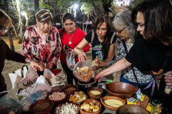 Santiago del Estero, Argentina.- En las fotos tomadas el 1 de agosto del 2023, pueblos del norte de Argentina celebran a la Pachamama con ceremonias que conjugan tradición, música y naturaleza. Este martes, países de América Latina celebraron el Día de la Pachamama, una fiesta donde priman los rituales y ofrendas para venerar y agradecer a la Madre Tierra. La tradición tiene su origen en la mitología Inca, que atribuye a esta deidad la responsabilidad de las siembras y las cosechas.