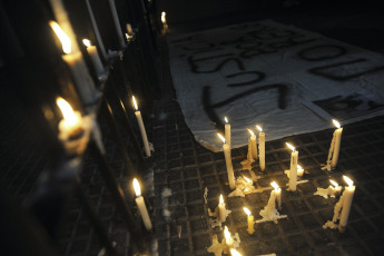 Buenos Aires, Argentina.- En las fotos tomadas el 9 de agosto del 2023, familiares y vecinos reclaman justicia frente a la escuela donde estudiaba una nena de 11 años que murió tras ser asaltada y golpeada cuando llegaba a la escuela en Lanús Oeste, provincia de Buenos Aires. La niña, fue asaltada por dos hombres a bordo de una motocicleta, una modalidad conocida coloquialmente como "motochorros". Por el hecho hay dos hombres detenidos, ambos mayores de edad, según informaron el Ministerio Público Fiscal (MPF) y la Policía.