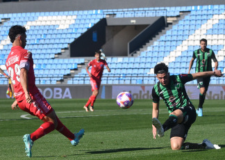 Córdoba, Argentina.- En las fotos tomadas el 31 de agosto del 2023, durante el partido entre Argentinos Juniors y San Martín, de San Juan en el estadio Julio César Villagra, de Belgrano de Córdoba, en los octavos de final de la Copa Argentina. Con un gol de Alexis Vega a los 88 minutos, sobre el cierre del encuentro, los sanjuaninos provocaron otro impacto fuerte en el torneo más federal del fútbol argentino, ya que habían eliminado a Vélez Sarsfield.