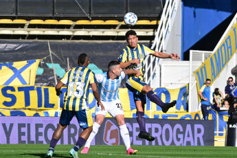 Rosario, Argentina.- En las fotos tomadas el 20 de agosto del 2023, durante el partido entre Central y Atlético Tucumán por la primera fecha de la Zona A de la Copa de la Liga en el Estadio Gigante de Arroyito. Central, que jugó con un hombre más desde la mitad del complemento, no pudo vencer a Atlético Tucumán y terminó empatado 0 a 0.