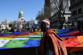 Buenos Aires, Argentina.- En las fotos tomadas el 1 de julio del 2023, pueblos indígenas integrantes del "Tercer Malón de la Paz" llegaron a la ciudad de Buenos Aires tras una semana de caravana desde Jujuy en defensa de sus territorios y sus recursos naturales y contra la reforma constitucional aprobada por impulso del gobernador y precandidato a vicepresidente Gerardo Morales.