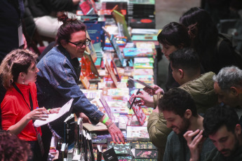 Buenos Aires, Argentina.- En las fotos tomadas el 4 de agosto del 2023, las personas asisten a la 12° Feria de Editores en Buenos Aires. Desde este jueves y hasta el domingo 6 de agosto en el Complejo Art Media se realizará una nueva edición de la FED, encuentro que se ha convertido con el tiempo en expresión cultural de una época. Además de las mesas en las que los editores exhibirán sus libros, se establecerán encuentros y diálogos con sus lectores.