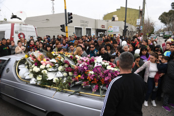 Buenos Aires, Argentina.- En las fotos tomadas el 11 de agosto del 2023, familiares y amigos dan el último adiós a Morena Domínguez, la niña de 11 años que murió al ser asaltada y arrastrada por delincuentes que le robaron sus pertenencias cuando llegaba a la escuela en el partido bonaerense de Lanús.