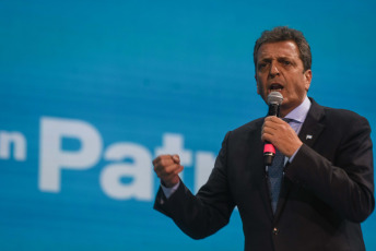 Buenos Aires, Argentina.- En las fotos tomadas el 8 de agosto del 2023, el ministro de Economía Sergio Massa (foto), acompañó al precandidato a la Jefatura de Gobierno de la ciudad de Buenos Aires, Leandro Santoro, en su acto de cierre de campaña en el teatro Gran Rex. A cuatro días de las PASO, Leandro Santoro, candidato por la Unión por la Patria, cerró su campaña. En un discurso, aseguró que dentro de su espacio "no peleamos solo contra un partido político, sino contra un bloque de poder y contra un sistema que hace 16 años está articulado para usar el Estado en beneficio propio".