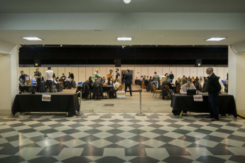 Buenos Aires, Argentina.- En las fotos tomadas el 18 de agosto del 2023, por las demoras, amplían la cantidad de mesas para el escrutinio definitivo en CABA. El Tribunal Electoral de la Ciudad de Buenos Aires aumentó el número de mesas destinadas al escrutinio definitivo de los votos emitidos con la Boleta Única Electrónica (BUE) en las elecciones Primarias, Abiertas, Simultáneas y Obligatorias (PASO) del domingo. El Tribunal Electoral espera finalizar el escrutinio el viernes 18 de agosto, pero existen dudas sobre si será posible cumplir con el plazo previsto.