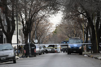 Buenos Aires, Argentina.- En las fotos tomadas el 21 de agosto del 2023, muestra el lugar donde ocurrió un tiroteo en el barrio porteño de La Paternal. En el hecho, murió un hombre y otros tres fueron detenidos tras robar una empresa textil y protagonizar una persecución y tiroteo con la policía, informaron fuentes policiales.