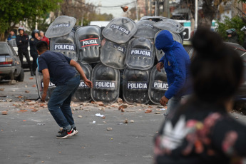 Buenos Aires, Argentina.- En las fotos tomadas el 9 de agosto del 2023, familiares y vecinos reclaman justicia frente a la escuela donde estudiaba una nena de 11 años que murió tras ser asaltada y golpeada cuando llegaba a la escuela en Lanús Oeste, provincia de Buenos Aires. La niña, fue asaltada por dos hombres a bordo de una motocicleta, una modalidad conocida coloquialmente como "motochorros". Por el hecho hay dos hombres detenidos, ambos mayores de edad, según informaron el Ministerio Público Fiscal (MPF) y la Policía.