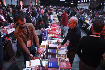 Buenos Aires, Argentina.- En las fotos tomadas el 4 de agosto del 2023, las personas asisten a la 12° Feria de Editores en Buenos Aires. Desde este jueves y hasta el domingo 6 de agosto en el Complejo Art Media se realizará una nueva edición de la FED, encuentro que se ha convertido con el tiempo en expresión cultural de una época. Además de las mesas en las que los editores exhibirán sus libros, se establecerán encuentros y diálogos con sus lectores.