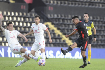 Santa Fe, Argentina.- En las fotos tomadas el 9 de agosto del 2023, durante el partido entre Huracán e Instituto en el estadio de Brigadier General Estanislao Lopez de Santa Fe por los dieciseisavos de final de la Copa Argentina. Huracán derrotó por 2-0 a Instituto de Córdoba. El Globo se impuso con los goles de Walter Mazzantti y Juan Gauto y enfrentará a Racing por los octavos de final.