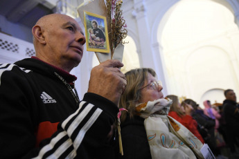 Buenos Aires, Argentina.- En las fotos tomadas el 7 de agosto del 2023, los fieles de San Cayetano realizan la vigilia en la Iglesia de la calle Cuzco 150, en el barrio porteño de Liniers, que abre sus puertas para que la gente pida "paz, pan, salud y trabajo" en una nueva conmemoración del patrono. La Misa Central tendrá lugar este lunes y estará presidida por el arzobispo de Buenos Aires, García Cuerva.