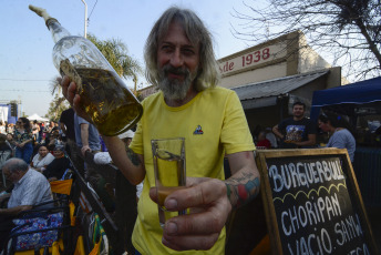 Santa Fe, Argentina.- En las fotos tomadas el 7 de agosto del 2023, durante la octava edición del Festival de la Caña con Ruda que se llevó a cabo en la localidad de Monte Vera, situada al norte de la ciudad de Santa Fe, donde se degustó la famosa caña con ruda Don Paulino, de producción propia del almacén que tiene más de 80 años de historia y que reunió propuestas musicales, gastronómicas y ferias de artesanos.