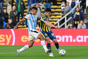 Rosario, Argentina.- En las fotos tomadas el 20 de agosto del 2023, durante el partido entre Central y Atlético Tucumán por la primera fecha de la Zona A de la Copa de la Liga en el Estadio Gigante de Arroyito. Central, que jugó con un hombre más desde la mitad del complemento, no pudo vencer a Atlético Tucumán y terminó empatado 0 a 0.