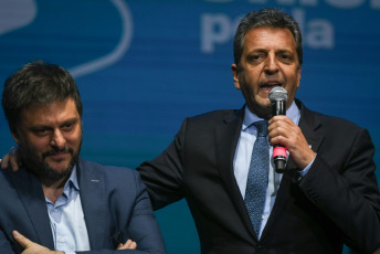 Buenos Aires, Argentina.- En las fotos tomadas el 8 de agosto del 2023, el ministro de Economía Sergio Massa (derecha), acompañó al precandidato a la Jefatura de Gobierno de la ciudad de Buenos Aires, Leandro Santoro (izquierda), en su acto de cierre de campaña en el teatro Gran Rex. A cuatro días de las PASO, Leandro Santoro, candidato por la Unión por la Patria, cerró su campaña. En un discurso, aseguró que dentro de su espacio "no peleamos solo contra un partido político, sino contra un bloque de poder y contra un sistema que hace 16 años está articulado para usar el Estado en beneficio propio".