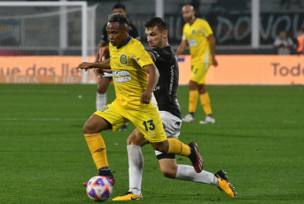 Córdoba, Argentina.- En las fotos tomadas el 2 de agosto del 2023, durante el partido entre Rosario Central y Chaco For Ever en el Estadio Mario Alberto Kempes, por los 16avos. de final de la Copa Argentina. Rosario Central, que dominó el partido y llegó en más ocasiones, perdió 1-0 con Chaco For Ever. El gol, fue anotado por Jonathan Dellarossa a los 43 minutos del segundo tiempo.