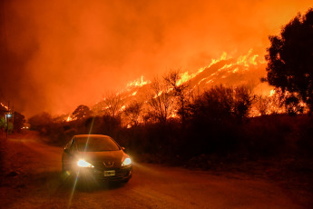 San Luis, Argentina.- En las fotos tomadas el 22 de agosto del 2023, muestra el incendio forestal sobre las sierras de San Luis, que se extiende desde el Parque Nativo de la localidad de Potrero de los Funes, hasta el barrio Cerros Colorados de la ciudad de Juana Koslay. Hasta el momento, se confirmó que en la zona fueron evacuadas unas 15 familias y que el fuego destruyó varias viviendas de la zona, en medio de condiciones desfavorables debido a los fuertes vientos que alcanzan los 60 kilómetros por hora y la gran sequía de la zona.