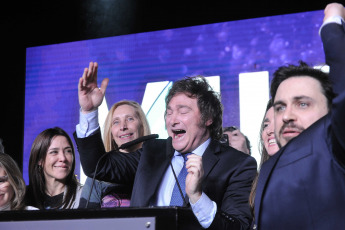 Buenos Aires, Argentina.- En las fotos tomadas el 13 de agosto del 2023, el candidato a presidente por La Libertad Avanza (LLA), Javier Milei, celebró junto a los principales dirigentes de su fuerza los resultados obtenidos en las elecciones primarias abiertas, simultáneas y obligatorias (PASO) y aseguró que "estamos frente al fin del modelo de la casta", que está "basado en esa aberración llamada justicia social". Con más del 96% escrutado, Milei obtenía el 30,1