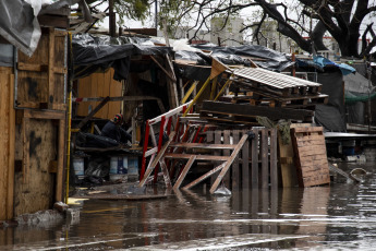 Buenos Aires, Argentina.- En las fotos tomadas el 18 de agosto del 2023, muestra las zonas afectadas por severas lluvias y vientos que afectaron desde la madrugada de este jueves buena parte del sur del GBA en Argentina y otras zonas del área metropolitana. Las fuertes lluvias, provocaron la suspensión de clases y varias personas debieron ser evacuadas y trasladadas a centros de albergue. En algunas zonas cayeron 158 milímetros, tras más de seis meses sin lluvias fuertes. Según la información oficial hubo 1.300 familias afectadas y 175 evacuados.