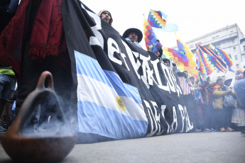 Buenos Aires, Argentina.- En las fotos tomadas el 23 de agosto del 2023, el Tercer Malón de la Paz realizó una movilización en el centro porteño y un acto frente al Congreso. A casi dos meses del comienzo de las protestas en Jujuy contra la reforma constitucional -impulsada por el gobernador Gerardo Morales-, organizaciones de derechos humanos realizaron un llamamiento urgente ante la ONU por la criminalización de los manifestantes y la detención del abogado Alberto Nallar, el magistrado jujeño que cumple con una prisión preventiva domiciliaria desde el pasado 12 de junio cuando fue arrestado en el marco de los piquetes en la provincia.