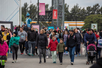 Buenos Aires, Argentina.- En las fotos tomadas el 3 de agosto del 2023, muestra las calles de Buenos Aires. El Gobierno argentino anunció que sube el piso del Impuesto a las Ganancias, una retención que pagan los trabajadores de Argentina derivada de su salario. Según informó en un comunicado el Ministerio de Economía, a cargo de Sergio Massa, "a partir de agosto solo pagarán el Impuesto a las Ganancias las remuneraciones superiores a $700.875 (pesos argentinos)".