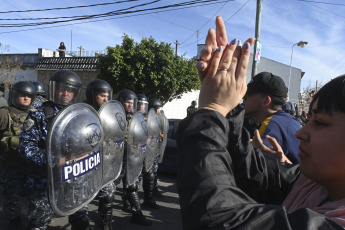 Buenos Aires, Argentina.- En las fotos tomadas el 9 de agosto del 2023, familiares y vecinos reclaman justicia frente a la escuela donde estudiaba una nena de 11 años que murió tras ser asaltada y golpeada cuando llegaba a la escuela en Lanús Oeste, provincia de Buenos Aires. La niña, fue asaltada por dos hombres a bordo de una motocicleta, una modalidad conocida coloquialmente como "motochorros". Por el hecho hay dos hombres detenidos, ambos mayores de edad, según informaron el Ministerio Público Fiscal (MPF) y la Policía.