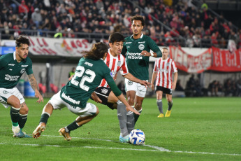 Buenos Aires, Argentina.- En las fotos tomadas el 2 de agosto del 2023, durante el partido entre Estudiantes y Goias en el cruce de ida de los octavos de final de la Copa Sudamericana en el estadio Jorge Luis Hirschi. Estudiantes de La Plata logró una contundente victoria al derrotar a Goias por con un resultado de 3 a 0. Guido Carrillo (54) y Benjamín Rollheiser (62 y 83) anotaron los goles para la victoria del Pincha.