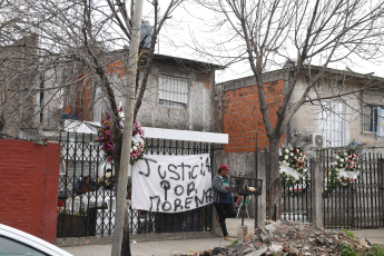 Buenos Aires, Argentina.- En las fotos tomadas el 10 de agosto del 2023, familiares y amigos despiden los restos de Morena Domínguez en la casa de su padre, en la localidad de Lanús en Buenos Aires. Algunos de los actos de cierre de campaña en Argentina fueron suspendidos a tan solo cuatro días de las elecciones primarias presidenciales. Tal como informó el parte policial, el asalto a manos de “motochorros” (personas que roban y huyen en motocicleta) y el posterior fallecimiento de Morena Domínguez, llevó a la decisión de los candidatos.