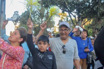 Jujuy, Argentina.- En las fotos tomadas el 7 de agosto del 2023, cientos de fieles jujeños celebraron al Santísimo Salvador, patrono de la ciudad capital y de la Diócesis de Jujuy, con una procesión por las calles céntricas y una misa concelebrada, que se realizó en la Iglesia Catedral Basílica. La veneración tiene sus orígenes en la misma fundación de la ciudad.