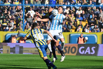 Rosario, Argentina.- En las fotos tomadas el 20 de agosto del 2023, durante el partido entre Central y Atlético Tucumán por la primera fecha de la Zona A de la Copa de la Liga en el Estadio Gigante de Arroyito. Central, que jugó con un hombre más desde la mitad del complemento, no pudo vencer a Atlético Tucumán y terminó empatado 0 a 0.