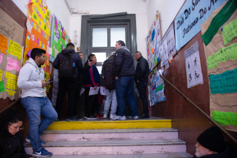 Buenos Aires, Argentina.- En las fotos tomadas el 13 de agosto del 2023, argentinos emiten su voto en diferentes establecimientos habilitados para sufragar en Buenos Aires, Argentina. Los argentinos votaron el domingo en una elección primaria crítica que proporciona las expectativas para la votación general dos meses después. Las urnas terminaron oficialmente a las 6 p. m., hora local, y la gente todavía esperaba en largas filas para emitir los votos finales. Alrededor del 62