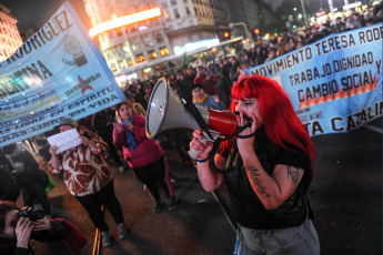 Buenos Aires, Argentina.- En las fotos tomadas el 10 de agosto del 2023, familiares y amigos realizan una protesta para exigir justicia tras la muerte de un manifestante en Buenos Aires, la capital de Argentina, tras supuestamente sufrir un infarto después de ser detenido por la Policía durante una protesta contra el sistema electoral frente al Obelisco.